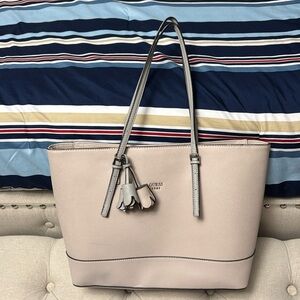 Guess hand bag in great condition